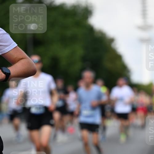 29.06.2025 - hella hamburg halbmarathon Dr. Thomas Lammeyer http://msf.ph/oto/8510870 29.06.2025 10:00:10 Kennedybrücke 1061, 1120, 1452, 1499, 1502, 1592, 1628, 1976, 2083, 2953, 3256, 4077, 4377, 4404, 4711, 5482, 5600, 5607, 5978, 6511, 6512, 7178, 7583, 7943, 8335, 8921, 8989, 9597, 9638, 9695, 9793, 10891, 10895, 11124, 11231 meine-sportfotos.de