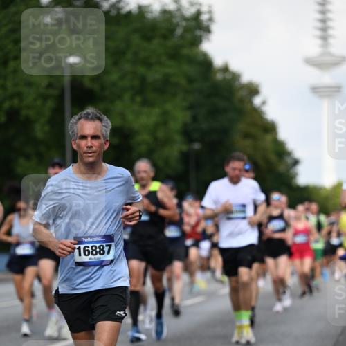 29.06.2025 - hella hamburg halbmarathon Dr. Thomas Lammeyer http://msf.ph/oto/8510890 29.06.2025 10:00:12 Kennedybrücke 1061, 1120, 1452, 1499, 1502, 1592, 1628, 2083, 2953, 3256, 4065, 4077, 4377, 4404, 4711, 5482, 5600, 5607, 5978, 6511, 6512, 7178, 7583, 7943, 8335, 8921, 8989, 9537, 9597, 9638, 9695, 9793, 10891, 10895, 11124, 11231 meine-sportfotos.de