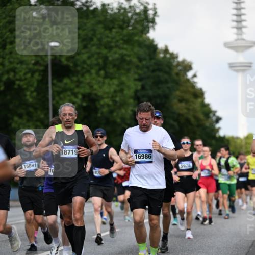29.06.2025 - hella hamburg halbmarathon Dr. Thomas Lammeyer http://msf.ph/oto/8510902 29.06.2025 10:00:13 Kennedybrücke 1061, 1120, 1452, 1499, 1502, 1628, 1877, 2083, 2953, 3256, 4065, 4077, 4377, 4404, 4711, 5482, 5600, 5607, 5978, 6286, 6511, 6512, 7178, 7583, 7943, 8335, 8921, 9537, 9597, 9638, 9695, 9793, 10891, 11124, 11231 meine-sportfotos.de
