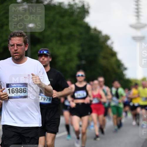 29.06.2025 - hella hamburg halbmarathon Dr. Thomas Lammeyer http://msf.ph/oto/8510929 29.06.2025 10:00:15 Kennedybrücke 1061, 1120, 1499, 1502, 1628, 1877, 2013, 2083, 2953, 2996, 3256, 4065, 4077, 4377, 4404, 4635, 4711, 5482, 5600, 5607, 5978, 6286, 6511, 6512, 7178, 7383, 7475, 7583, 7943, 8261, 8335, 8921, 9537, 9597, 9638, 9695, 9793, 10508, 10891, 11124, 11231 meine-sportfotos.de