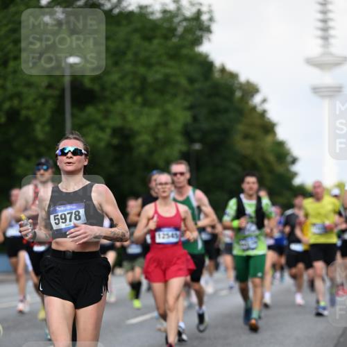 29.06.2025 - hella hamburg halbmarathon Dr. Thomas Lammeyer http://msf.ph/oto/8510949 29.06.2025 10:00:16 Kennedybrücke 1061, 1120, 1499, 1502, 1628, 1877, 2013, 2083, 2953, 2996, 3256, 4065, 4077, 4377, 4404, 4635, 4711, 5482, 5600, 5607, 5978, 6286, 6511, 6512, 7178, 7383, 7475, 7583, 7943, 8261, 8335, 8921, 9537, 9597, 9638, 9695, 9793, 10508, 10891, 11124, 11231 meine-sportfotos.de