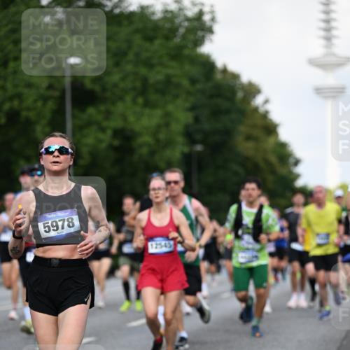 29.06.2025 - hella hamburg halbmarathon Dr. Thomas Lammeyer http://msf.ph/oto/8510951 29.06.2025 10:00:16 Kennedybrücke 1061, 1120, 1499, 1502, 1628, 1877, 2013, 2083, 2953, 2996, 3256, 4065, 4077, 4377, 4404, 4635, 4711, 5482, 5600, 5607, 5978, 6286, 6511, 6512, 7178, 7383, 7475, 7583, 7943, 8261, 8335, 8921, 9537, 9597, 9638, 9695, 9793, 10508, 10891, 11124, 11231 meine-sportfotos.de