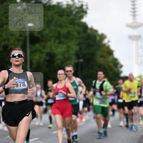29.06.2025 - hella hamburg halbmarathon Dr. Thomas Lammeyer http://msf.ph/oto/8510953 29.06.2025 10:00:17 Kennedybrücke 1120, 1460, 1499, 1502, 1628, 1877, 2013, 2083, 2953, 2996, 3256, 3426, 4065, 4077, 4377, 4404, 4635, 4711, 5482, 5600, 5607, 5978, 6286, 6309, 6511, 6512, 6561, 7178, 7383, 7475, 7583, 7943, 8261, 8335, 8921, 9497, 9537, 9597, 9638, 9695, 9793, 10508, 10891, 11018, 11124, 11231 meine-sportfotos.de