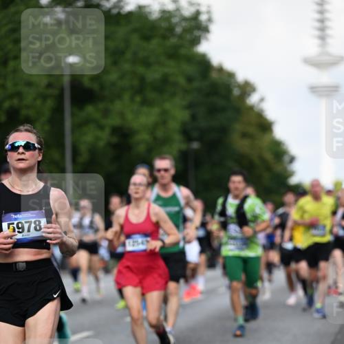 29.06.2025 - hella hamburg halbmarathon Dr. Thomas Lammeyer http://msf.ph/oto/8510956 29.06.2025 10:00:17 Kennedybrücke 1120, 1460, 1499, 1502, 1628, 1877, 2013, 2083, 2953, 2996, 3256, 3426, 4065, 4077, 4377, 4404, 4635, 4711, 5482, 5600, 5607, 5978, 6286, 6309, 6511, 6512, 6561, 7178, 7383, 7475, 7583, 7943, 8261, 8335, 8921, 9497, 9537, 9597, 9638, 9695, 9793, 10508, 10891, 11018, 11124, 11231 meine-sportfotos.de