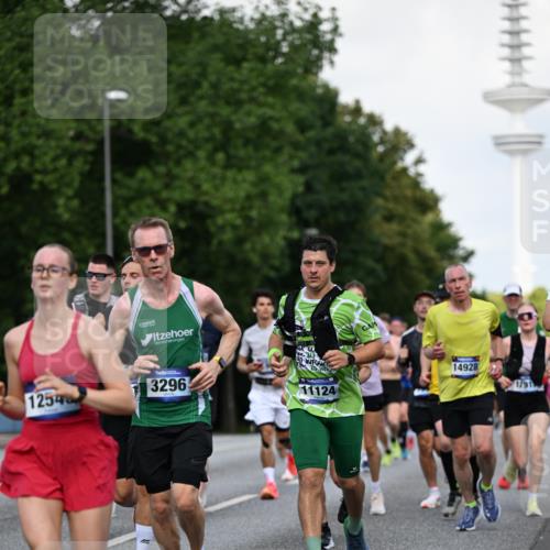 29.06.2025 - hella hamburg halbmarathon Dr. Thomas Lammeyer http://msf.ph/oto/8510973 29.06.2025 10:00:18 Kennedybrücke 1120, 1460, 1499, 1502, 1628, 1877, 2013, 2082, 2083, 2953, 2996, 3256, 3426, 4065, 4077, 4377, 4404, 4635, 4711, 4967, 5482, 5600, 5978, 6286, 6309, 6511, 6512, 6561, 6562, 7178, 7383, 7475, 7583, 7943, 8261, 8335, 8921, 9497, 9537, 9597, 9638, 9695, 9793, 10508, 10891, 11018, 11124, 11231 meine-sportfotos.de