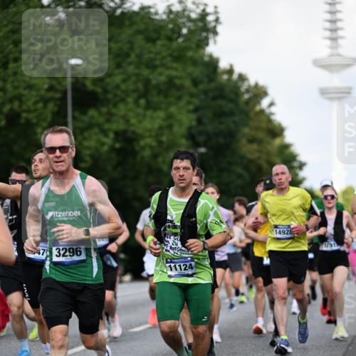 29.06.2025 - hella hamburg halbmarathon Dr. Thomas Lammeyer http://msf.ph/oto/8510982 29.06.2025 10:00:19 Kennedybrücke 1120, 1460, 1499, 1502, 1628, 1877, 2013, 2082, 2083, 2953, 2996, 3256, 3426, 4065, 4077, 4377, 4404, 4635, 4711, 4967, 5482, 5600, 5978, 6286, 6309, 6377, 6511, 6512, 6561, 6562, 7178, 7383, 7475, 7583, 7943, 8261, 8335, 8572, 8921, 9082, 9497, 9537, 9597, 9638, 9695, 9793, 10508, 10891, 11018, 11124, 11231 meine-sportfotos.de