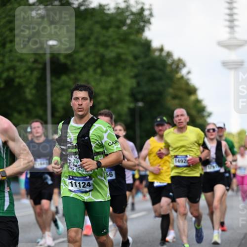 29.06.2025 - hella hamburg halbmarathon Dr. Thomas Lammeyer http://msf.ph/oto/8510989 29.06.2025 10:00:19 Kennedybrücke 1120, 1460, 1499, 1502, 1628, 1877, 2013, 2082, 2083, 2953, 2996, 3256, 3426, 4065, 4077, 4377, 4404, 4635, 4711, 4967, 5482, 5600, 5978, 6286, 6309, 6377, 6511, 6512, 6561, 6562, 7178, 7383, 7475, 7583, 7943, 8261, 8335, 8572, 8921, 9082, 9497, 9537, 9597, 9638, 9695, 9793, 10508, 10891, 11018, 11124, 11231 meine-sportfotos.de