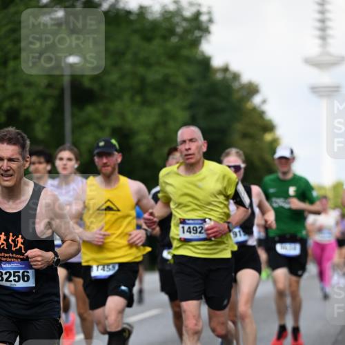 29.06.2025 - hella hamburg halbmarathon Dr. Thomas Lammeyer http://msf.ph/oto/8511008 29.06.2025 10:00:21 Kennedybrücke 1460, 1499, 1502, 1628, 1877, 2013, 2082, 2083, 2996, 3256, 3310, 3426, 4065, 4077, 4377, 4404, 4635, 4711, 4967, 5482, 5600, 5978, 6286, 6309, 6377, 6511, 6512, 6561, 6562, 7178, 7383, 7475, 7583, 8261, 8335, 8361, 8514, 8572, 8921, 8996, 9082, 9497, 9537, 9597, 9638, 9695, 9793, 10371, 10508, 10891, 11018, 11124, 11231 meine-sportfotos.de