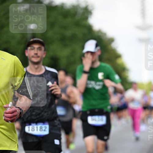 29.06.2025 - hella hamburg halbmarathon Dr. Thomas Lammeyer http://msf.ph/oto/8511036 29.06.2025 10:00:23 Kennedybrücke 1460, 1496, 1499, 1502, 1628, 1877, 2013, 2082, 2083, 2208, 2771, 2996, 3256, 3310, 3426, 4065, 4077, 4377, 4404, 4635, 4711, 4967, 5482, 5600, 5978, 6286, 6309, 6377, 6511, 6512, 6561, 6562, 7178, 7383, 7475, 8261, 8335, 8361, 8514, 8572, 8921, 8996, 9082, 9497, 9537, 9597, 9638, 9695, 9793, 10371, 10508, 10891, 11018, 11124, 11231 meine-sportfotos.de