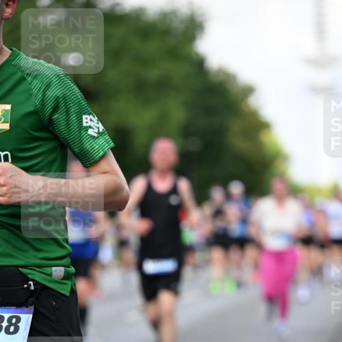 29.06.2025 - hella hamburg halbmarathon Dr. Thomas Lammeyer http://msf.ph/oto/8511060 29.06.2025 10:00:25 Kennedybrücke 1460, 1496, 1499, 1628, 1877, 2013, 2082, 2083, 2208, 2771, 2996, 3256, 3310, 3426, 4065, 4077, 4377, 4404, 4635, 4711, 4833, 4967, 5169, 5482, 5978, 6286, 6309, 6377, 6511, 6512, 6561, 6562, 7383, 7475, 8261, 8335, 8361, 8514, 8572, 8587, 8921, 8996, 9082, 9497, 9537, 9597, 9638, 9695, 9752, 9793, 10371, 10508, 10891, 11018, 11124, 11231 meine-sportfotos.de