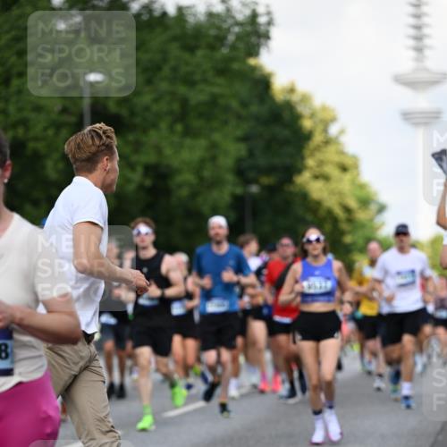 29.06.2025 - hella hamburg halbmarathon Dr. Thomas Lammeyer http://msf.ph/oto/8511106 29.06.2025 10:00:28 Kennedybrücke 1460, 1496, 1537, 1628, 1877, 2013, 2082, 2083, 2208, 2340, 2771, 2996, 3256, 3310, 3426, 4065, 4077, 4377, 4404, 4635, 4711, 4833, 4967, 5169, 5482, 5978, 6286, 6309, 6377, 6511, 6512, 6561, 6562, 7383, 7475, 8261, 8335, 8361, 8514, 8572, 8587, 8921, 8996, 9082, 9497, 9537, 9597, 9638, 9695, 9752, 9820, 10371, 10508, 11018, 11124, 11231 meine-sportfotos.de