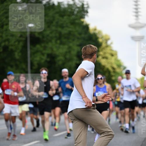 29.06.2025 - hella hamburg halbmarathon Dr. Thomas Lammeyer http://msf.ph/oto/8511112 29.06.2025 10:00:28 Kennedybrücke 1460, 1496, 1537, 1628, 1877, 2013, 2082, 2083, 2208, 2340, 2771, 2996, 3256, 3310, 3426, 4065, 4077, 4377, 4404, 4635, 4711, 4833, 4967, 5169, 5482, 5978, 6286, 6309, 6377, 6511, 6512, 6561, 6562, 7383, 7475, 8261, 8335, 8361, 8514, 8572, 8587, 8921, 8996, 9082, 9497, 9537, 9597, 9638, 9695, 9752, 9820, 10371, 10508, 11018, 11124, 11231 meine-sportfotos.de