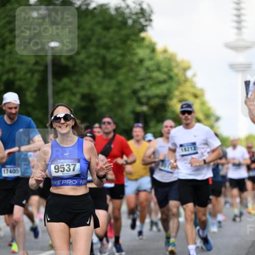 29.06.2025 - hella hamburg halbmarathon Dr. Thomas Lammeyer http://msf.ph/oto/8511141 29.06.2025 10:00:31 Kennedybrücke 1460, 1496, 1537, 1628, 1877, 2013, 2082, 2083, 2208, 2340, 2378, 2771, 2839, 2878, 2996, 3256, 3310, 3426, 4065, 4377, 4404, 4635, 4833, 4967, 5169, 5194, 5482, 5839, 6286, 6309, 6377, 6511, 6512, 6561, 6562, 7383, 7475, 8261, 8313, 8335, 8361, 8514, 8572, 8587, 8618, 8863, 8921, 8996, 9082, 9497, 9537, 9597, 9638, 9752, 9820, 10371, 10508, 10859, 11018, 11124, 11231, 11429 meine-sportfotos.de