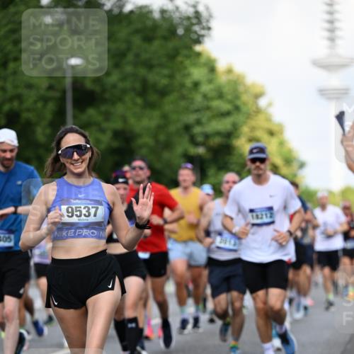 29.06.2025 - hella hamburg halbmarathon Dr. Thomas Lammeyer http://msf.ph/oto/8511142 29.06.2025 10:00:31 Kennedybrücke 1460, 1496, 1537, 1628, 1877, 2013, 2082, 2083, 2208, 2340, 2378, 2771, 2839, 2878, 2996, 3256, 3310, 3426, 4065, 4377, 4404, 4635, 4833, 4967, 5169, 5194, 5482, 5839, 6286, 6309, 6377, 6511, 6512, 6561, 6562, 7383, 7475, 8261, 8313, 8335, 8361, 8514, 8572, 8587, 8618, 8863, 8921, 8996, 9082, 9497, 9537, 9597, 9638, 9752, 9820, 10371, 10508, 10859, 11018, 11124, 11231, 11429 meine-sportfotos.de