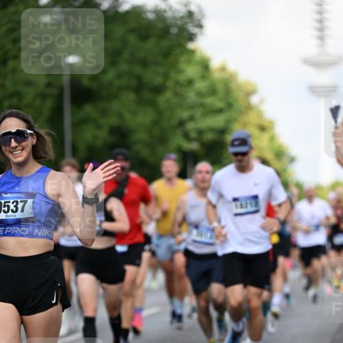 29.06.2025 - hella hamburg halbmarathon Dr. Thomas Lammeyer http://msf.ph/oto/8511149 29.06.2025 10:00:31 Kennedybrücke 1460, 1496, 1537, 1628, 1877, 2013, 2082, 2083, 2208, 2340, 2378, 2771, 2839, 2878, 2996, 3256, 3310, 3426, 4065, 4377, 4404, 4635, 4833, 4967, 5169, 5194, 5482, 5839, 6286, 6309, 6377, 6511, 6512, 6561, 6562, 7383, 7475, 8261, 8313, 8335, 8361, 8514, 8572, 8587, 8618, 8863, 8921, 8996, 9082, 9497, 9537, 9597, 9638, 9752, 9820, 10371, 10508, 10859, 11018, 11124, 11231, 11429 meine-sportfotos.de