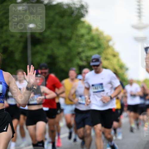 29.06.2025 - hella hamburg halbmarathon Dr. Thomas Lammeyer http://msf.ph/oto/8511153 29.06.2025 10:00:32 Kennedybrücke 1460, 1496, 1537, 1628, 1877, 2013, 2082, 2083, 2208, 2340, 2378, 2771, 2839, 2869, 2878, 2996, 3256, 3310, 3426, 4065, 4377, 4404, 4635, 4833, 4967, 5169, 5194, 5482, 5839, 6286, 6309, 6377, 6511, 6512, 6561, 6562, 7383, 7475, 8112, 8261, 8313, 8335, 8361, 8514, 8572, 8587, 8618, 8661, 8710, 8863, 8921, 8996, 9082, 9497, 9537, 9597, 9638, 9752, 9820, 10189, 10371, 10508, 10859, 11018, 11124, 11231, 11429 meine-sportfotos.de