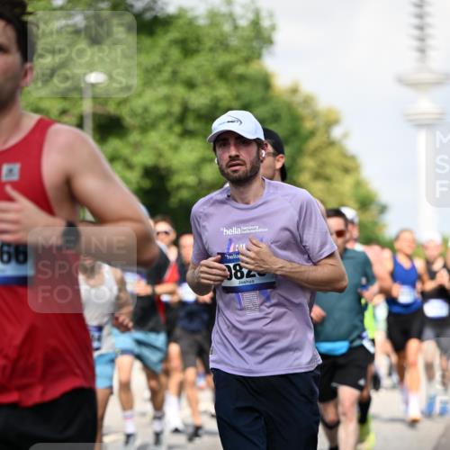 29.06.2025 - hella hamburg halbmarathon Dr. Thomas Lammeyer http://msf.ph/oto/8511396 29.06.2025 10:00:45 Kennedybrücke 1381, 1460, 1496, 1537, 1833, 2013, 2074, 2082, 2111, 2208, 2340, 2378, 2396, 2771, 2839, 2869, 2878, 2996, 3310, 3426, 3575, 3652, 3791, 4635, 4770, 4833, 4897, 4967, 5169, 5194, 5839, 6309, 6377, 6561, 6562, 7383, 7475, 8112, 8313, 8361, 8514, 8572, 8587, 8618, 8651, 8661, 8710, 8813, 8863, 8930, 8996, 9082, 9497, 9752, 9820, 9876, 9985, 10189, 10371, 10508, 10859, 11018, 11184, 11429 meine-sportfotos.de