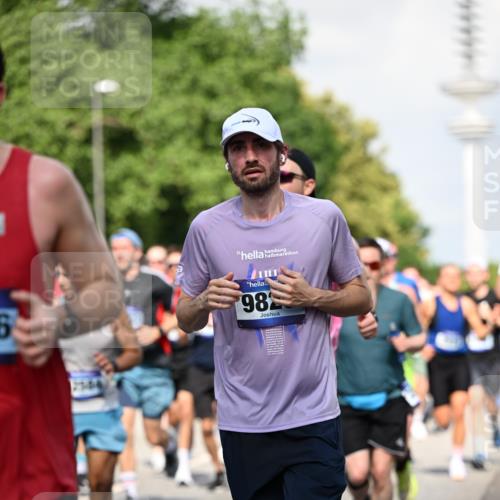 29.06.2025 - hella hamburg halbmarathon Dr. Thomas Lammeyer http://msf.ph/oto/8511400 29.06.2025 10:00:45 Kennedybrücke 1381, 1460, 1496, 1537, 1833, 2013, 2074, 2082, 2111, 2208, 2340, 2378, 2396, 2771, 2839, 2869, 2878, 2996, 3310, 3426, 3575, 3652, 3791, 4635, 4770, 4833, 4897, 4967, 5169, 5194, 5839, 6309, 6377, 6561, 6562, 7383, 7475, 8112, 8313, 8361, 8514, 8572, 8587, 8618, 8651, 8661, 8710, 8813, 8863, 8930, 8996, 9082, 9497, 9752, 9820, 9876, 9985, 10189, 10371, 10508, 10859, 11018, 11184, 11429 meine-sportfotos.de
