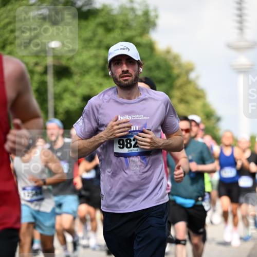 29.06.2025 - hella hamburg halbmarathon Dr. Thomas Lammeyer http://msf.ph/oto/8511401 29.06.2025 10:00:46 Kennedybrücke 1381, 1460, 1496, 1537, 1833, 2074, 2082, 2111, 2208, 2340, 2378, 2396, 2771, 2839, 2869, 2878, 3310, 3426, 3575, 3652, 3791, 4770, 4833, 4897, 4967, 5169, 5194, 5319, 5839, 6309, 6377, 6561, 6562, 7177, 8112, 8313, 8361, 8514, 8572, 8587, 8618, 8651, 8661, 8710, 8813, 8863, 8930, 8996, 9082, 9497, 9752, 9820, 9876, 9985, 10189, 10371, 10859, 11018, 11184, 11429 meine-sportfotos.de