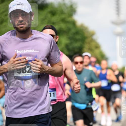 29.06.2025 - hella hamburg halbmarathon Dr. Thomas Lammeyer http://msf.ph/oto/8511419 29.06.2025 10:00:46 Kennedybrücke 1381, 1460, 1496, 1537, 1833, 2074, 2082, 2111, 2208, 2340, 2378, 2396, 2771, 2839, 2869, 2878, 3310, 3426, 3575, 3652, 3791, 4770, 4833, 4897, 4967, 5169, 5194, 5319, 5839, 6309, 6377, 6561, 6562, 7177, 8112, 8313, 8361, 8514, 8572, 8587, 8618, 8651, 8661, 8710, 8813, 8863, 8930, 8996, 9082, 9497, 9752, 9820, 9876, 9985, 10189, 10371, 10859, 11018, 11184, 11429 meine-sportfotos.de