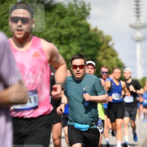 29.06.2025 - hella hamburg halbmarathon Dr. Thomas Lammeyer http://msf.ph/oto/8511428 29.06.2025 10:00:47 Kennedybrücke 1381, 1460, 1496, 1537, 1833, 2074, 2082, 2111, 2208, 2340, 2378, 2396, 2771, 2839, 2869, 2878, 3310, 3426, 3575, 3652, 3791, 4770, 4833, 4897, 4967, 5169, 5194, 5319, 5839, 6309, 6377, 6561, 6562, 7177, 8112, 8313, 8361, 8514, 8572, 8587, 8618, 8651, 8661, 8710, 8813, 8863, 8930, 8996, 9082, 9497, 9752, 9820, 9876, 9985, 10040, 10189, 10371, 10859, 11018, 11184, 11429 meine-sportfotos.de