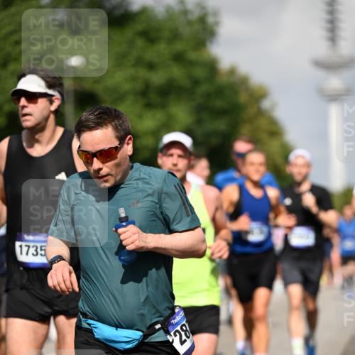29.06.2025 - hella hamburg halbmarathon Dr. Thomas Lammeyer http://msf.ph/oto/8511443 29.06.2025 10:00:47 Kennedybrücke 1381, 1460, 1496, 1537, 1833, 2074, 2082, 2111, 2208, 2340, 2378, 2396, 2771, 2839, 2869, 2878, 3310, 3426, 3575, 3652, 3791, 4770, 4833, 4897, 4967, 5169, 5194, 5319, 5839, 6309, 6377, 6561, 6562, 7177, 8112, 8313, 8361, 8514, 8572, 8587, 8618, 8651, 8661, 8710, 8813, 8863, 8930, 8996, 9082, 9497, 9752, 9820, 9876, 9985, 10040, 10189, 10371, 10859, 11018, 11184, 11429 meine-sportfotos.de