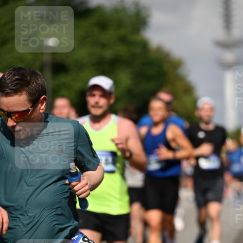 29.06.2025 - hella hamburg halbmarathon Dr. Thomas Lammeyer http://msf.ph/oto/8511456 29.06.2025 10:00:48 Kennedybrücke 1381, 1496, 1537, 1833, 2074, 2082, 2111, 2208, 2340, 2378, 2396, 2771, 2839, 2869, 2878, 3310, 3575, 3652, 3791, 4726, 4770, 4833, 4897, 4967, 5169, 5194, 5319, 5839, 6377, 6562, 6631, 7177, 8112, 8313, 8361, 8514, 8572, 8587, 8618, 8651, 8661, 8710, 8813, 8863, 8930, 8968, 8996, 9082, 9752, 9820, 9876, 9985, 10040, 10189, 10371, 10859, 11184, 11429 meine-sportfotos.de