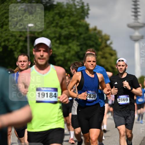 29.06.2025 - hella hamburg halbmarathon Dr. Thomas Lammeyer http://msf.ph/oto/8511461 29.06.2025 10:00:48 Kennedybrücke 1381, 1496, 1537, 1833, 2074, 2082, 2111, 2208, 2340, 2378, 2396, 2771, 2839, 2869, 2878, 3310, 3575, 3652, 3791, 4726, 4770, 4833, 4897, 4967, 5169, 5194, 5319, 5839, 6377, 6562, 6631, 7177, 8112, 8313, 8361, 8514, 8572, 8587, 8618, 8651, 8661, 8710, 8813, 8863, 8930, 8968, 8996, 9082, 9752, 9820, 9876, 9985, 10040, 10189, 10371, 10859, 11184, 11429 meine-sportfotos.de