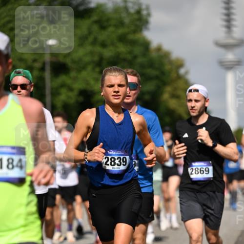 29.06.2025 - hella hamburg halbmarathon Dr. Thomas Lammeyer http://msf.ph/oto/8511480 29.06.2025 10:00:49 Kennedybrücke 1381, 1496, 1537, 1833, 2074, 2111, 2208, 2340, 2378, 2396, 2771, 2839, 2869, 2878, 3310, 3575, 3652, 3791, 4726, 4770, 4833, 4897, 5169, 5194, 5319, 5839, 6377, 6631, 7177, 8112, 8313, 8361, 8514, 8572, 8587, 8618, 8651, 8661, 8710, 8813, 8863, 8930, 8968, 8996, 9082, 9246, 9752, 9820, 9876, 9985, 10040, 10189, 10371, 10859, 11184, 11429 meine-sportfotos.de