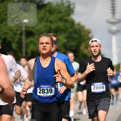 29.06.2025 - hella hamburg halbmarathon Dr. Thomas Lammeyer http://msf.ph/oto/8511489 29.06.2025 10:00:49 Kennedybrücke 1381, 1496, 1537, 1833, 2074, 2111, 2208, 2340, 2378, 2396, 2771, 2839, 2869, 2878, 3310, 3575, 3652, 3791, 4726, 4770, 4833, 4897, 5169, 5194, 5319, 5839, 6377, 6631, 7177, 8112, 8313, 8361, 8514, 8572, 8587, 8618, 8651, 8661, 8710, 8813, 8863, 8930, 8968, 8996, 9082, 9246, 9752, 9820, 9876, 9985, 10040, 10189, 10371, 10859, 11184, 11429 meine-sportfotos.de