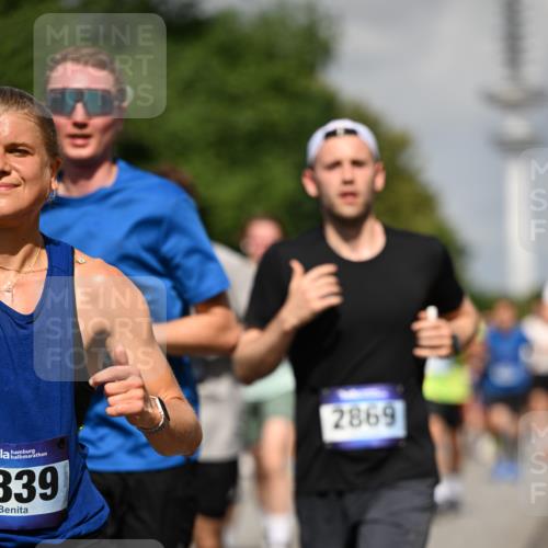 29.06.2025 - hella hamburg halbmarathon Dr. Thomas Lammeyer http://msf.ph/oto/8511506 29.06.2025 10:00:50 Kennedybrücke 1381, 1496, 1537, 1833, 2074, 2111, 2208, 2340, 2378, 2396, 2771, 2814, 2839, 2869, 2878, 3310, 3575, 3652, 3791, 4726, 4770, 4833, 4897, 5013, 5169, 5194, 5319, 5839, 6631, 7177, 8112, 8313, 8361, 8514, 8587, 8618, 8651, 8661, 8710, 8813, 8863, 8930, 8968, 8996, 9246, 9752, 9820, 9876, 9985, 10040, 10189, 10371, 10859, 11184, 11339, 11429 meine-sportfotos.de