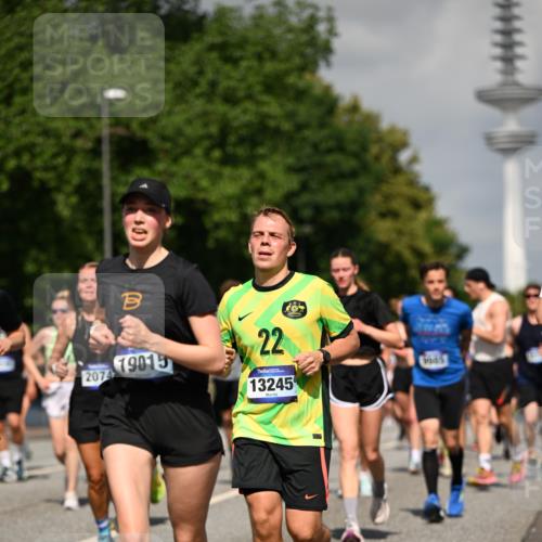 29.06.2025 - hella hamburg halbmarathon Dr. Thomas Lammeyer http://msf.ph/oto/8511585 29.06.2025 10:00:53 Kennedybrücke 1381, 1496, 1537, 1833, 2074, 2111, 2340, 2378, 2396, 2595, 2814, 2839, 2869, 2878, 3575, 3652, 3791, 4299, 4726, 4770, 4833, 4897, 5013, 5169, 5194, 5319, 5839, 6033, 6125, 6631, 7177, 7918, 8112, 8313, 8587, 8618, 8651, 8661, 8710, 8813, 8863, 8930, 8968, 9246, 9752, 9820, 9876, 9985, 10040, 10189, 10667, 10859, 10896, 11184, 11339, 11429 meine-sportfotos.de