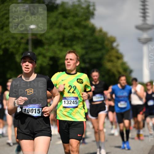 29.06.2025 - hella hamburg halbmarathon Dr. Thomas Lammeyer http://msf.ph/oto/8511592 29.06.2025 10:00:53 Kennedybrücke 1381, 1496, 1537, 1833, 2074, 2111, 2340, 2378, 2396, 2595, 2814, 2839, 2869, 2878, 3575, 3652, 3791, 4299, 4726, 4770, 4833, 4897, 5013, 5169, 5194, 5319, 5839, 6033, 6125, 6631, 7177, 7918, 8112, 8313, 8587, 8618, 8651, 8661, 8710, 8813, 8863, 8930, 8968, 9246, 9752, 9820, 9876, 9985, 10040, 10189, 10667, 10859, 10896, 11184, 11339, 11429 meine-sportfotos.de