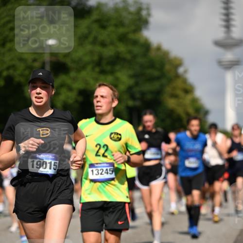 29.06.2025 - hella hamburg halbmarathon Dr. Thomas Lammeyer http://msf.ph/oto/8511597 29.06.2025 10:00:53 Kennedybrücke 1381, 1496, 1537, 1833, 2074, 2111, 2340, 2378, 2396, 2595, 2814, 2839, 2869, 2878, 3575, 3652, 3791, 4299, 4726, 4770, 4833, 4897, 5013, 5169, 5194, 5319, 5839, 6033, 6125, 6631, 7177, 7918, 8112, 8313, 8587, 8618, 8651, 8661, 8710, 8813, 8863, 8930, 8968, 9246, 9752, 9820, 9876, 9985, 10040, 10189, 10667, 10859, 10896, 11184, 11339, 11429 meine-sportfotos.de