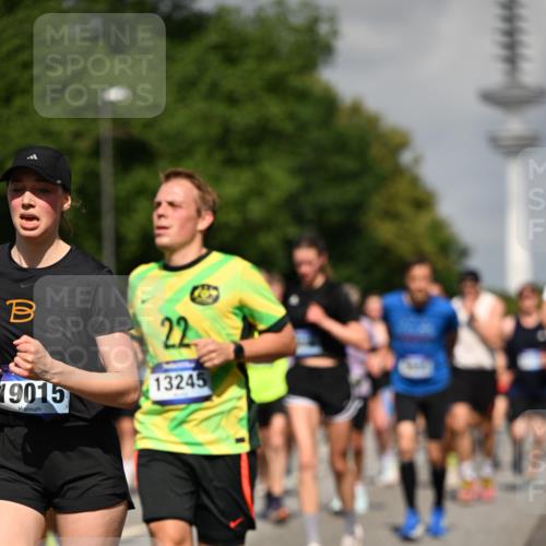 29.06.2025 - hella hamburg halbmarathon Dr. Thomas Lammeyer http://msf.ph/oto/8511604 29.06.2025 10:00:54 Kennedybrücke 1381, 1537, 1833, 2074, 2111, 2340, 2378, 2396, 2595, 2814, 2839, 2869, 2878, 3575, 3652, 3791, 4299, 4726, 4770, 4833, 4897, 5013, 5018, 5169, 5194, 5319, 5839, 6033, 6125, 6631, 7177, 7918, 8112, 8313, 8587, 8618, 8651, 8661, 8710, 8813, 8863, 8930, 8968, 9060, 9246, 9752, 9820, 9876, 9985, 10040, 10189, 10667, 10859, 10896, 11184, 11339, 11429 meine-sportfotos.de
