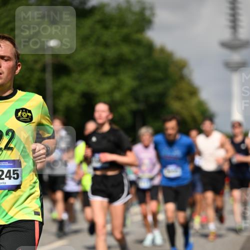29.06.2025 - hella hamburg halbmarathon Dr. Thomas Lammeyer http://msf.ph/oto/8511621 29.06.2025 10:00:55 Kennedybrücke 1086, 1381, 1537, 1833, 2074, 2111, 2340, 2378, 2396, 2595, 2814, 2839, 2869, 2878, 3103, 3575, 3652, 3791, 4299, 4558, 4726, 4770, 4897, 5013, 5018, 5169, 5194, 5319, 5839, 6033, 6125, 6631, 7177, 7918, 8112, 8313, 8618, 8651, 8661, 8710, 8813, 8863, 8930, 8968, 9060, 9246, 9752, 9820, 9876, 9985, 10040, 10189, 10549, 10667, 10859, 10896, 11184, 11339, 11429 meine-sportfotos.de