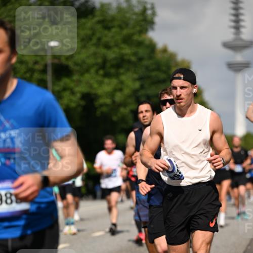 29.06.2025 - hella hamburg halbmarathon Dr. Thomas Lammeyer http://msf.ph/oto/8511695 29.06.2025 10:00:58 Kennedybrücke 1086, 1381, 1442, 1833, 2074, 2111, 2378, 2396, 2595, 2814, 2839, 2869, 2878, 3103, 3575, 3652, 3791, 4299, 4558, 4726, 4770, 4897, 5013, 5018, 5024, 5194, 5319, 5744, 5839, 6033, 6125, 6631, 7177, 7918, 8112, 8313, 8618, 8651, 8661, 8710, 8813, 8863, 8930, 8968, 9060, 9246, 9316, 9820, 9876, 9985, 10040, 10189, 10549, 10667, 10859, 10896, 11184, 11339, 11429 meine-sportfotos.de