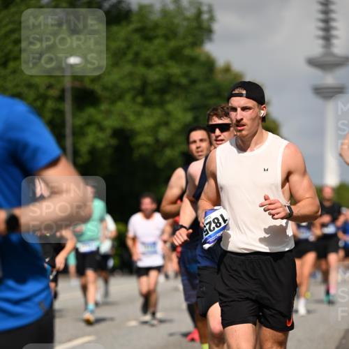 29.06.2025 - hella hamburg halbmarathon Dr. Thomas Lammeyer http://msf.ph/oto/8511700 29.06.2025 10:00:58 Kennedybrücke 1086, 1381, 1442, 1833, 2074, 2111, 2378, 2396, 2595, 2814, 2839, 2869, 2878, 3103, 3575, 3652, 3791, 4299, 4558, 4726, 4770, 4897, 5013, 5018, 5024, 5194, 5319, 5744, 5839, 6033, 6125, 6631, 7177, 7918, 8112, 8313, 8618, 8651, 8661, 8710, 8813, 8863, 8930, 8968, 9060, 9246, 9316, 9820, 9876, 9985, 10040, 10189, 10549, 10667, 10859, 10896, 11184, 11339, 11429 meine-sportfotos.de