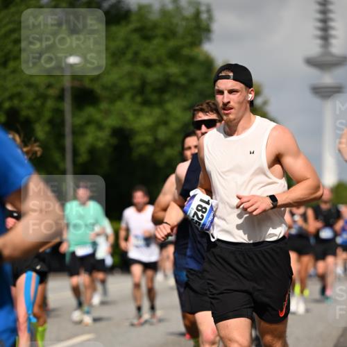 29.06.2025 - hella hamburg halbmarathon Dr. Thomas Lammeyer http://msf.ph/oto/8511703 29.06.2025 10:00:58 Kennedybrücke 1086, 1381, 1442, 1833, 2074, 2111, 2378, 2396, 2595, 2814, 2839, 2869, 2878, 3103, 3575, 3652, 3791, 4299, 4558, 4726, 4770, 4897, 5013, 5018, 5024, 5194, 5319, 5744, 5839, 6033, 6125, 6631, 7177, 7918, 8112, 8313, 8618, 8651, 8661, 8710, 8813, 8863, 8930, 8968, 9060, 9246, 9316, 9820, 9876, 9985, 10040, 10189, 10549, 10667, 10859, 10896, 11184, 11339, 11429 meine-sportfotos.de