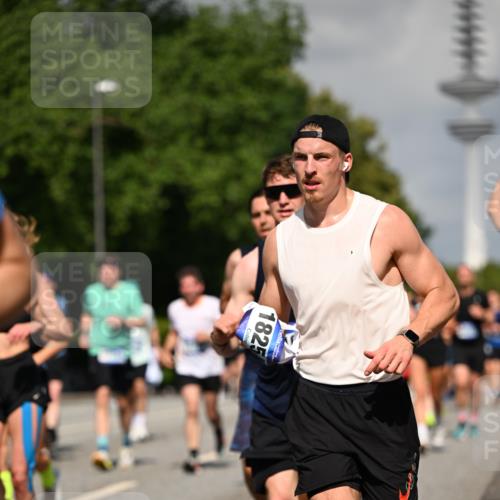 29.06.2025 - hella hamburg halbmarathon Dr. Thomas Lammeyer http://msf.ph/oto/8511707 29.06.2025 10:00:58 Kennedybrücke 1086, 1381, 1442, 1833, 2074, 2111, 2378, 2396, 2595, 2814, 2839, 2869, 2878, 3103, 3575, 3652, 3791, 4299, 4558, 4726, 4770, 4897, 5013, 5018, 5024, 5194, 5319, 5744, 5839, 6033, 6125, 6631, 7177, 7918, 8112, 8313, 8618, 8651, 8661, 8710, 8813, 8863, 8930, 8968, 9060, 9246, 9316, 9820, 9876, 9985, 10040, 10189, 10549, 10667, 10859, 10896, 11184, 11339, 11429 meine-sportfotos.de