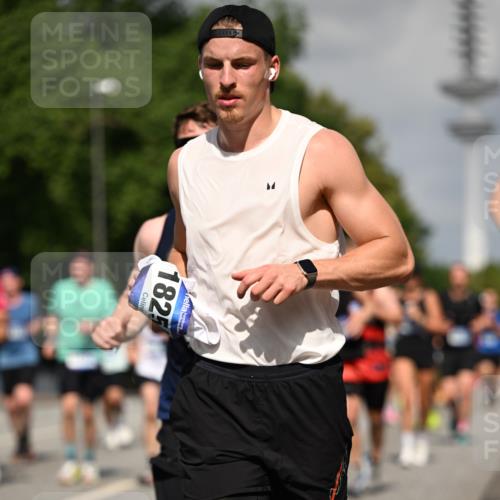 29.06.2025 - hella hamburg halbmarathon Dr. Thomas Lammeyer http://msf.ph/oto/8511721 29.06.2025 10:00:59 Kennedybrücke 1086, 1381, 1442, 1833, 2074, 2111, 2378, 2396, 2595, 2814, 2839, 2869, 2878, 3103, 3575, 3652, 3791, 4299, 4558, 4726, 4770, 4897, 5013, 5018, 5024, 5194, 5319, 5744, 5839, 6033, 6125, 6631, 6762, 6795, 7177, 7918, 8112, 8313, 8447, 8618, 8651, 8661, 8710, 8813, 8863, 8930, 8968, 9060, 9246, 9316, 9876, 9985, 10040, 10189, 10549, 10667, 10859, 10896, 11184, 11339, 11429 meine-sportfotos.de
