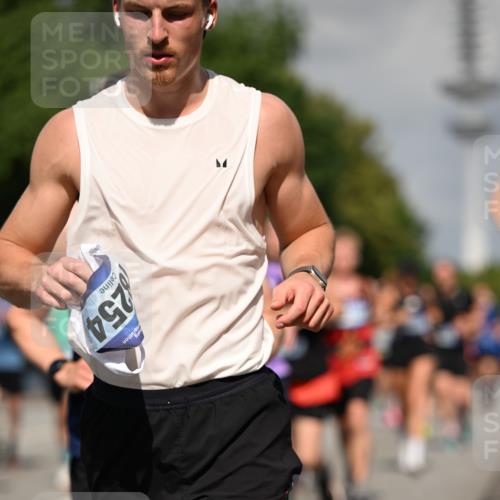 29.06.2025 - hella hamburg halbmarathon Dr. Thomas Lammeyer http://msf.ph/oto/8511733 29.06.2025 10:01:00 Kennedybrücke 1086, 1381, 1442, 1833, 2074, 2111, 2378, 2396, 2595, 2814, 2839, 2869, 3103, 3575, 3652, 3791, 4261, 4299, 4558, 4726, 4770, 4897, 5013, 5018, 5024, 5194, 5319, 5744, 5839, 6033, 6125, 6631, 6762, 6795, 7177, 7918, 8112, 8313, 8447, 8618, 8651, 8661, 8710, 8813, 8863, 8930, 8968, 9060, 9246, 9316, 9876, 9985, 10040, 10189, 10549, 10667, 10859, 10896, 11184, 11339, 11429 meine-sportfotos.de