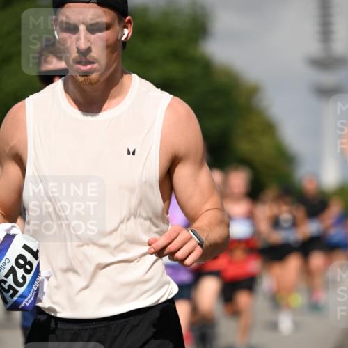 29.06.2025 - hella hamburg halbmarathon Dr. Thomas Lammeyer http://msf.ph/oto/8511737 29.06.2025 10:01:00 Kennedybrücke 1086, 1381, 1442, 1833, 2074, 2111, 2378, 2396, 2595, 2814, 2839, 2869, 3103, 3575, 3652, 3791, 4261, 4299, 4558, 4726, 4770, 4897, 5013, 5018, 5024, 5194, 5319, 5744, 5839, 6033, 6125, 6631, 6762, 6795, 7177, 7918, 8112, 8313, 8447, 8618, 8651, 8661, 8710, 8813, 8863, 8930, 8968, 9060, 9246, 9316, 9876, 9985, 10040, 10189, 10549, 10667, 10859, 10896, 11184, 11339, 11429 meine-sportfotos.de