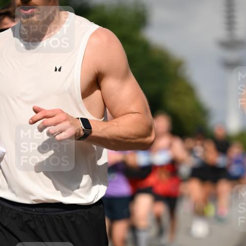 29.06.2025 - hella hamburg halbmarathon Dr. Thomas Lammeyer http://msf.ph/oto/8511742 29.06.2025 10:01:00 Kennedybrücke 1086, 1381, 1442, 1833, 2074, 2111, 2378, 2396, 2595, 2814, 2839, 2869, 3103, 3575, 3652, 3791, 4261, 4299, 4558, 4726, 4770, 4897, 5013, 5018, 5024, 5194, 5319, 5744, 5839, 6033, 6125, 6631, 6762, 6795, 7177, 7918, 8112, 8313, 8447, 8618, 8651, 8661, 8710, 8813, 8863, 8930, 8968, 9060, 9246, 9316, 9876, 9985, 10040, 10189, 10549, 10667, 10859, 10896, 11184, 11339, 11429 meine-sportfotos.de