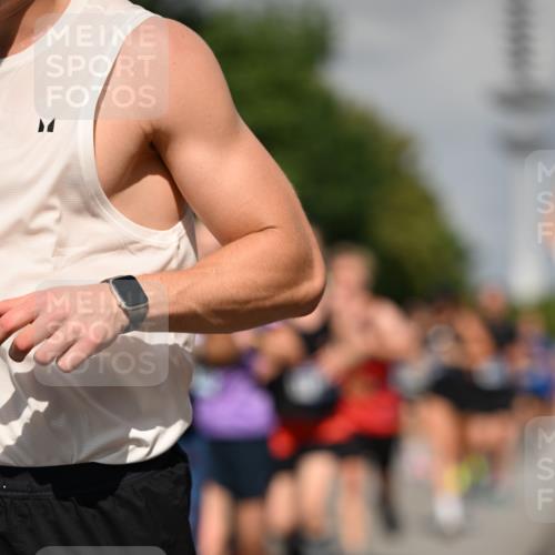 29.06.2025 - hella hamburg halbmarathon Dr. Thomas Lammeyer http://msf.ph/oto/8511746 29.06.2025 10:01:00 Kennedybrücke 1086, 1381, 1442, 1833, 2074, 2111, 2378, 2396, 2595, 2814, 2839, 2869, 3103, 3575, 3652, 3791, 4261, 4299, 4558, 4726, 4770, 4897, 5013, 5018, 5024, 5194, 5319, 5744, 5839, 6033, 6125, 6631, 6762, 6795, 7177, 7918, 8112, 8313, 8447, 8618, 8651, 8661, 8710, 8813, 8863, 8930, 8968, 9060, 9246, 9316, 9876, 9985, 10040, 10189, 10549, 10667, 10859, 10896, 11184, 11339, 11429 meine-sportfotos.de