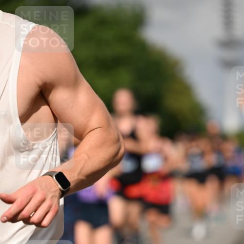 29.06.2025 - hella hamburg halbmarathon Dr. Thomas Lammeyer http://msf.ph/oto/8511750 29.06.2025 10:01:00 Kennedybrücke 1086, 1381, 1442, 1833, 2074, 2111, 2378, 2396, 2595, 2814, 2839, 2869, 3103, 3575, 3652, 3791, 4261, 4299, 4558, 4726, 4770, 4897, 5013, 5018, 5024, 5194, 5319, 5744, 5839, 6033, 6125, 6631, 6762, 6795, 7177, 7918, 8112, 8313, 8447, 8618, 8651, 8661, 8710, 8813, 8863, 8930, 8968, 9060, 9246, 9316, 9876, 9985, 10040, 10189, 10549, 10667, 10859, 10896, 11184, 11339, 11429 meine-sportfotos.de
