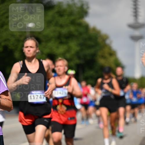 29.06.2025 - hella hamburg halbmarathon Dr. Thomas Lammeyer http://msf.ph/oto/8511774 29.06.2025 10:01:01 Kennedybrücke 1086, 1327, 1381, 1442, 1833, 2074, 2111, 2119, 2396, 2595, 2814, 2839, 2869, 3103, 3575, 3652, 3791, 4261, 4299, 4558, 4726, 4770, 4897, 5013, 5018, 5024, 5194, 5319, 5744, 6033, 6125, 6631, 6762, 6795, 7177, 7918, 8112, 8313, 8447, 8618, 8651, 8661, 8710, 8813, 8863, 8930, 8968, 9060, 9246, 9316, 9876, 9985, 10040, 10189, 10549, 10667, 10859, 10896, 11184, 11339, 11429 meine-sportfotos.de