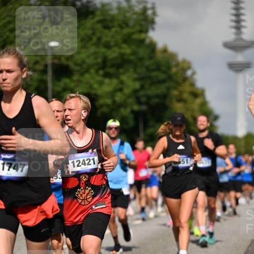 29.06.2025 - hella hamburg halbmarathon Dr. Thomas Lammeyer http://msf.ph/oto/8511785 29.06.2025 10:01:02 Kennedybrücke 1086, 1327, 1381, 1442, 1833, 2074, 2111, 2119, 2396, 2595, 2814, 2869, 3103, 3575, 3652, 3791, 4261, 4299, 4558, 4726, 4770, 4897, 5013, 5018, 5024, 5319, 5744, 6033, 6125, 6631, 6762, 6795, 7177, 7259, 7918, 8112, 8447, 8651, 8661, 8710, 8813, 8930, 8968, 9060, 9246, 9316, 9876, 9985, 10040, 10189, 10549, 10667, 10896, 11184, 11339 meine-sportfotos.de