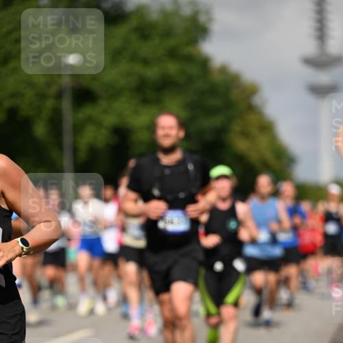 29.06.2025 - hella hamburg halbmarathon Dr. Thomas Lammeyer http://msf.ph/oto/8511849 29.06.2025 10:01:04 Kennedybrücke 1086, 1327, 1381, 1442, 1833, 2074, 2111, 2119, 2595, 2814, 2855, 3093, 3103, 3575, 3652, 3791, 4261, 4299, 4558, 4726, 4770, 4897, 5013, 5018, 5024, 5319, 5744, 6033, 6125, 6631, 6762, 6795, 7177, 7259, 7397, 7918, 8447, 8651, 8813, 8930, 8968, 9060, 9246, 9316, 9876, 9985, 10040, 10133, 10191, 10192, 10549, 10667, 10896, 11184, 11339 meine-sportfotos.de