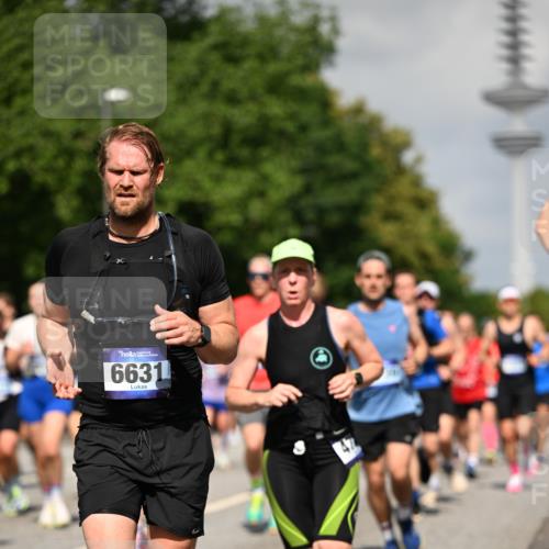 29.06.2025 - hella hamburg halbmarathon Dr. Thomas Lammeyer http://msf.ph/oto/8511867 29.06.2025 10:01:05 Kennedybrücke 1086, 1327, 1381, 1442, 1833, 2025, 2074, 2111, 2119, 2595, 2814, 2855, 3093, 3103, 3652, 3791, 4261, 4299, 4558, 4726, 4770, 4897, 5013, 5018, 5024, 5319, 5744, 6033, 6125, 6631, 6762, 6795, 6942, 7177, 7259, 7397, 7918, 8447, 8651, 8813, 8930, 8968, 9060, 9246, 9316, 9985, 10040, 10133, 10191, 10192, 10215, 10549, 10667, 10896, 11184, 11339 meine-sportfotos.de